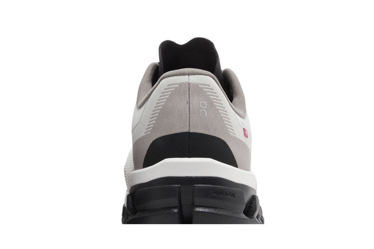 ON Cloudflow 4 DISTANCE 'White Black'