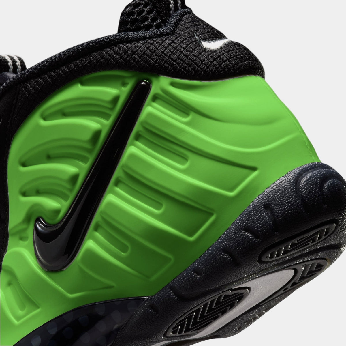 Little Posite Pro Glow In The Dark Grade School Basketball Shoes (Summit White/Black)