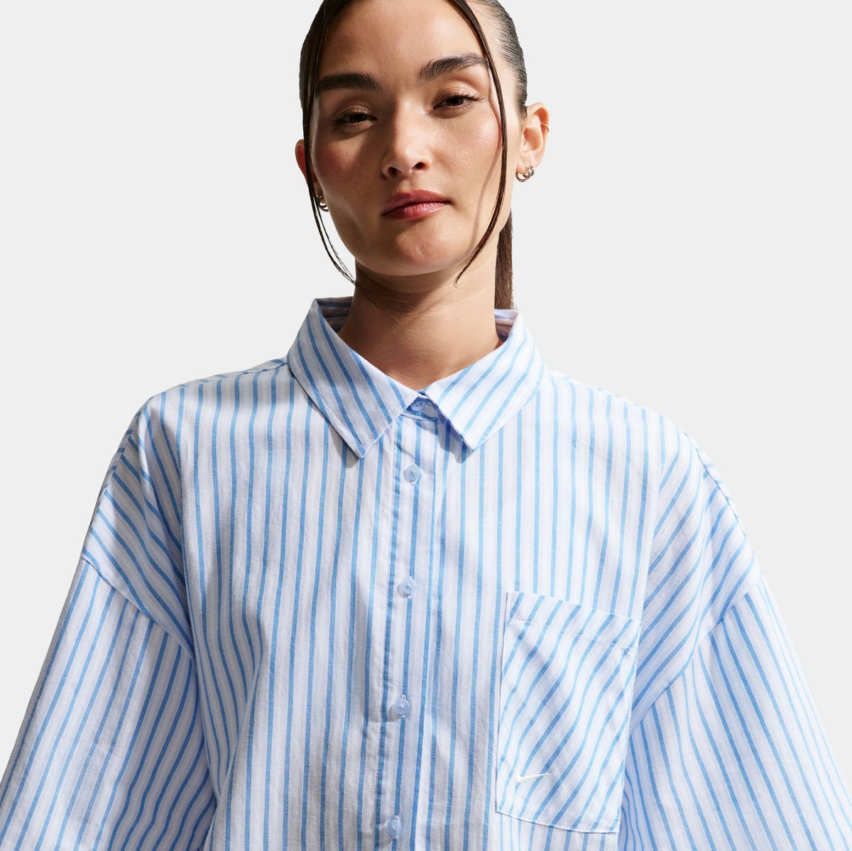 Sportswear Chill Poplin Oversized Striped Womens Short Sleeve Shirt (Light Photo Blue/Hydrogen Blue/Summit White)