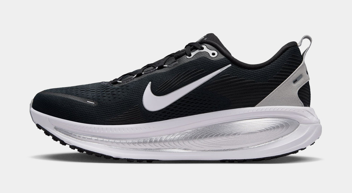NFL x Vomero 18 Las Vegas Raiders Mens Running Shoes (Black/White/Metallic Silver)
