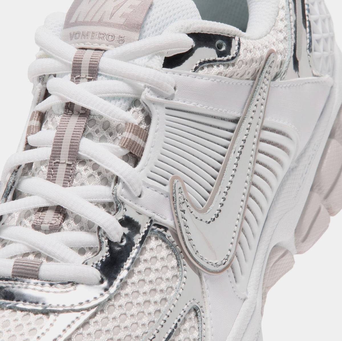 Zoom Vomero 5 Womens Running Shoes (White/Metallic Silver/Light Bone)