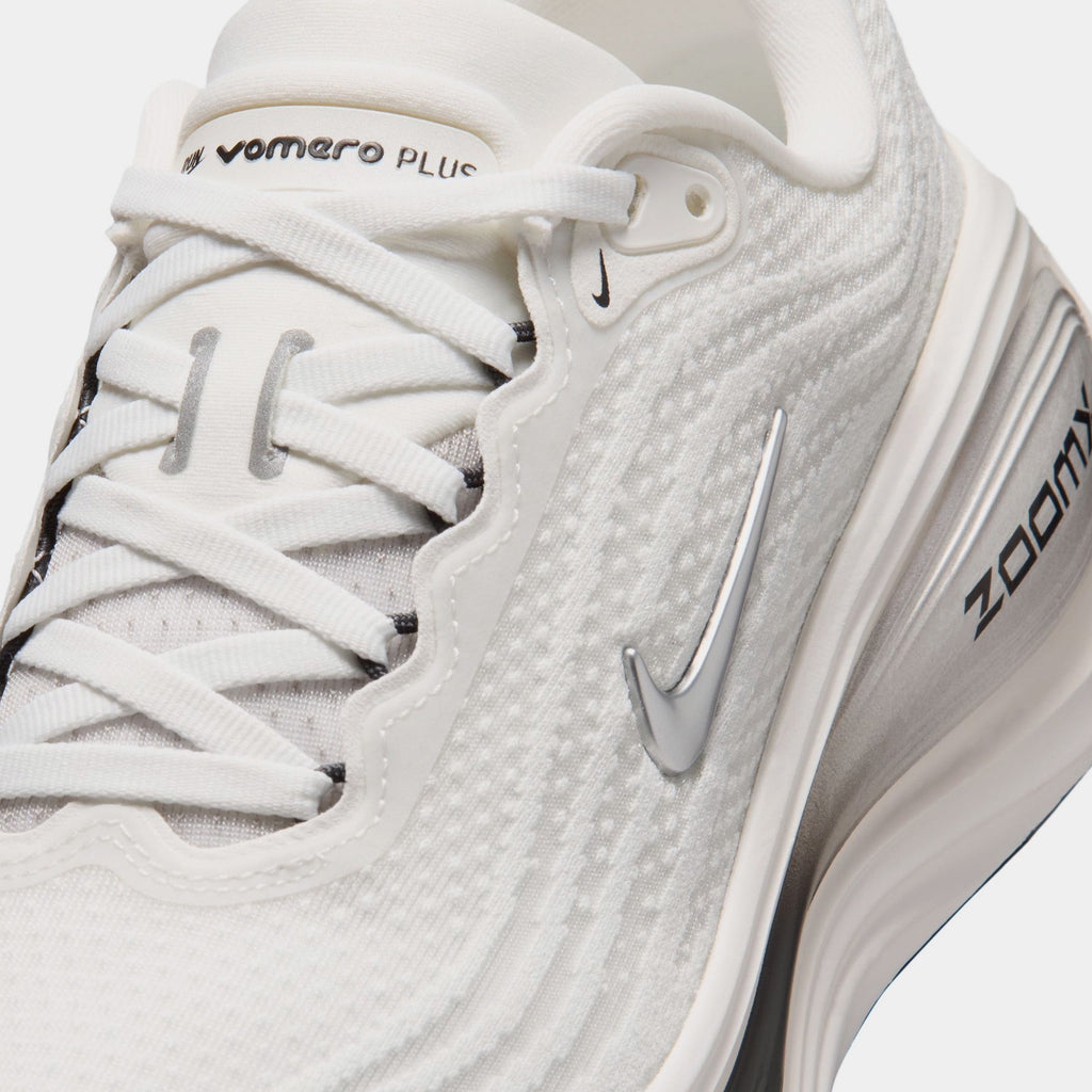 Vomero Plus Womens Running Shoes (Summit White/Sail/Anthracite/Metallic Silver)