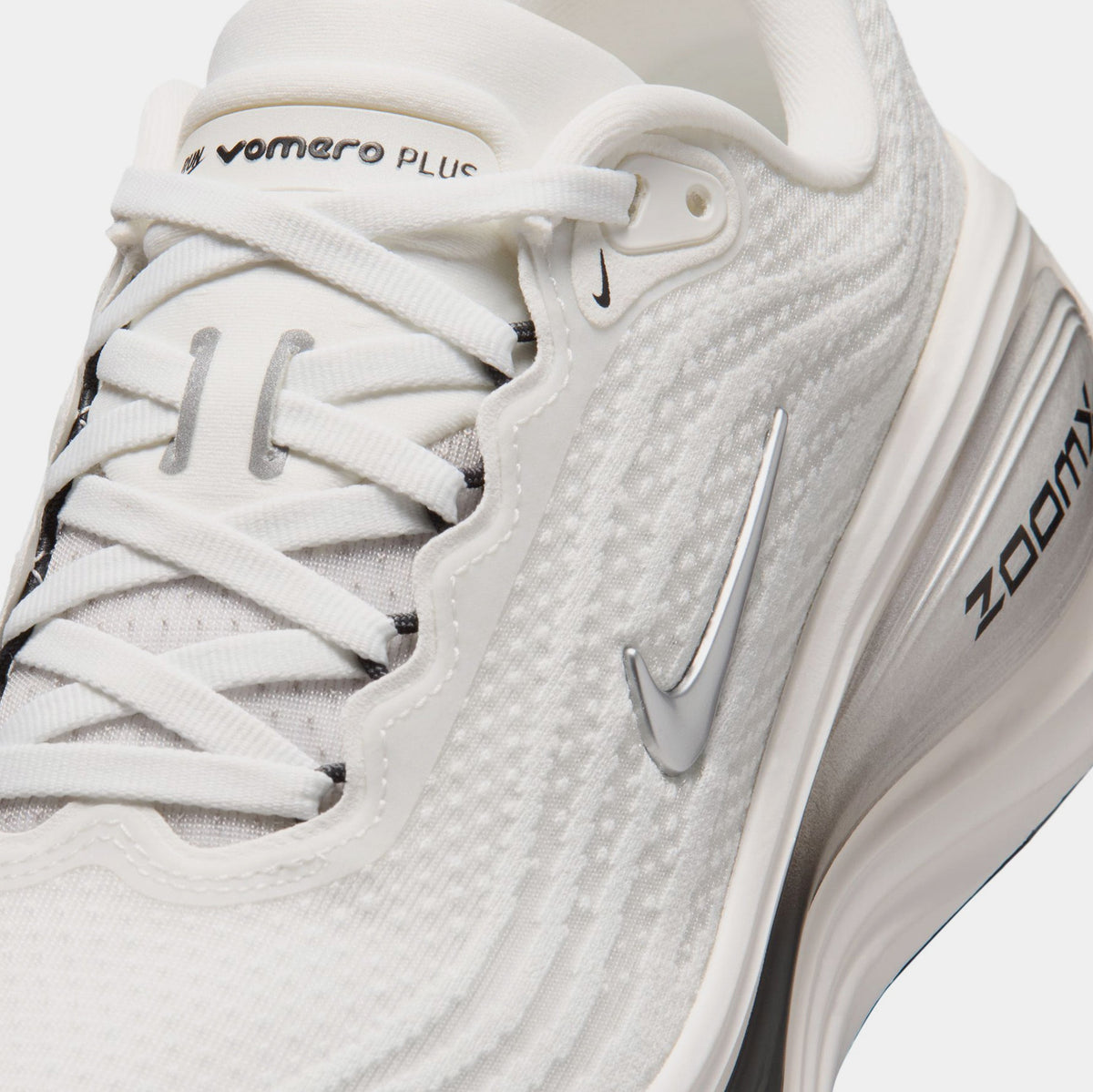 Vomero Plus Womens Running Shoes (Summit White/Sail/Anthracite/Metallic Silver)