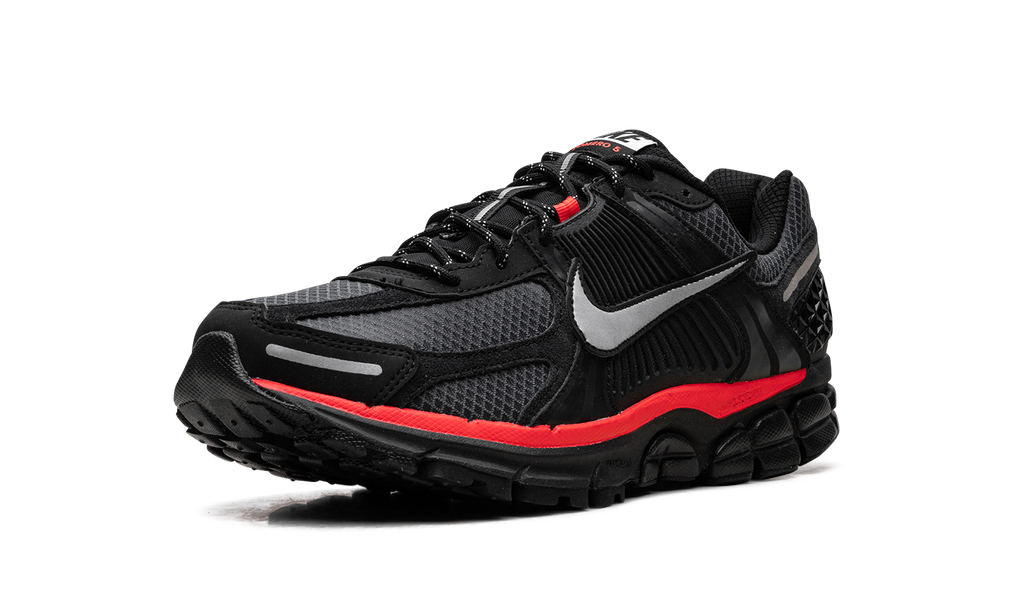 Zoom Vomero 5 "Black Metallic University Red" HV2527 002
