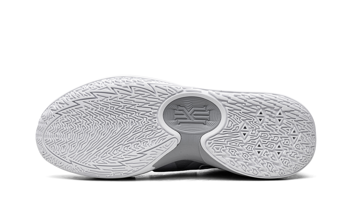Kyrie Low 5 TB "Wolf Grey / Wolf Grey / White" DO9617 001