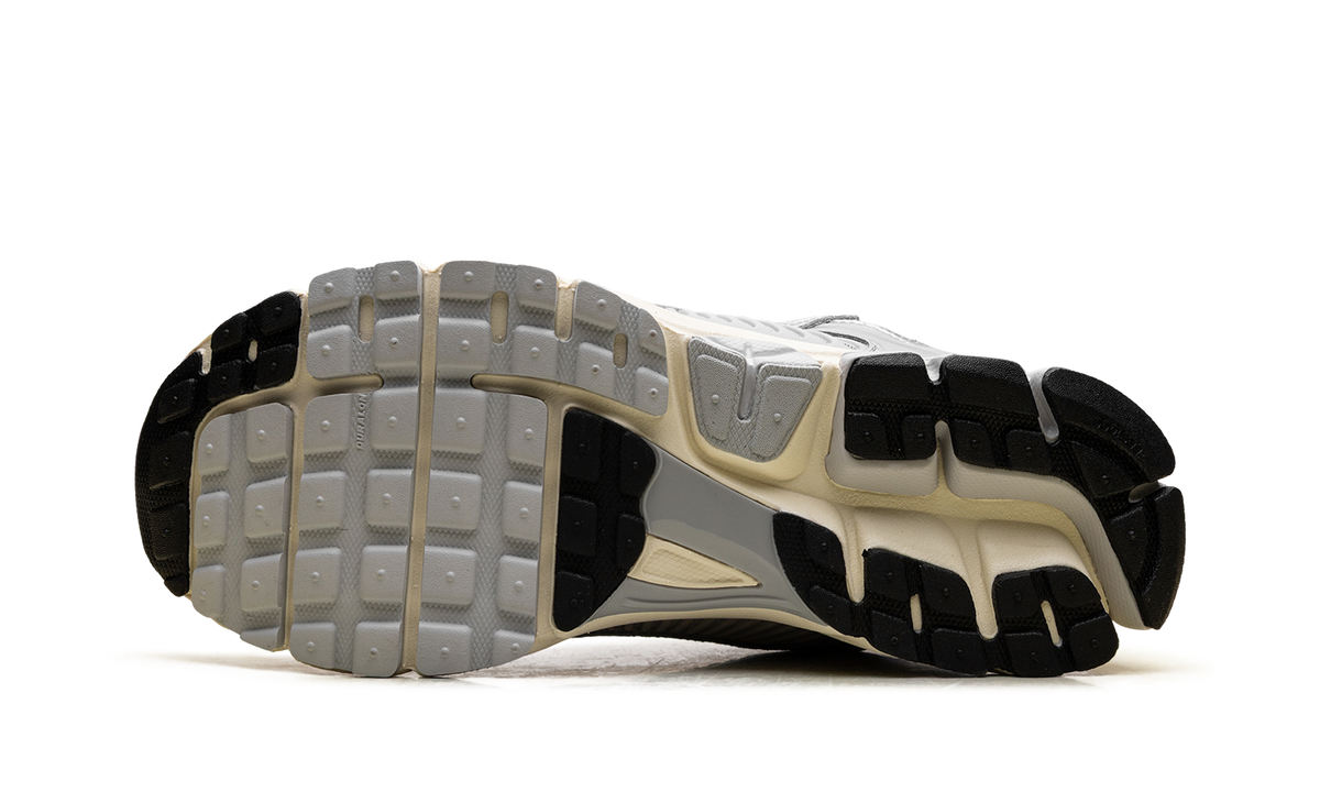Zoom Vomero 5 "Grey Fog Chrome" IM3486 002
