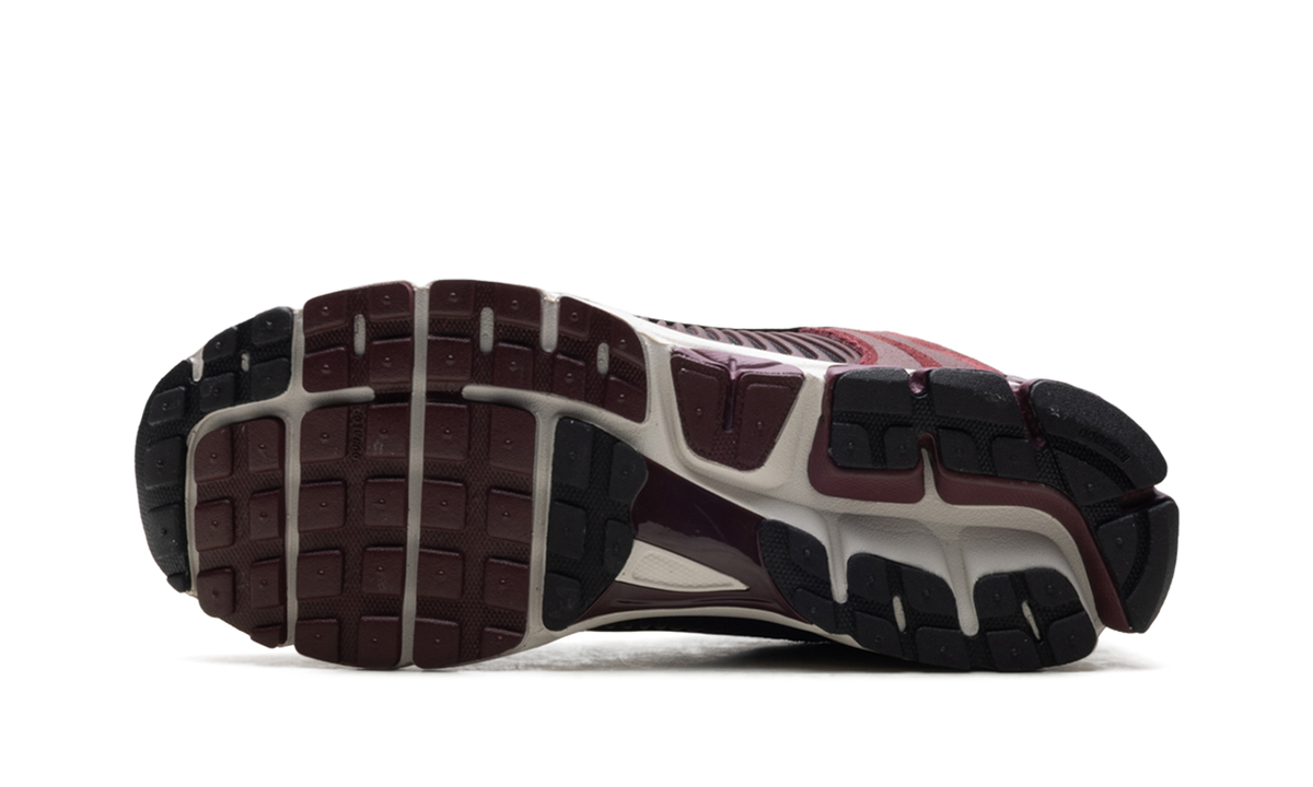 Zoom Vomero 5 "Dark Team Red" HF1553 601