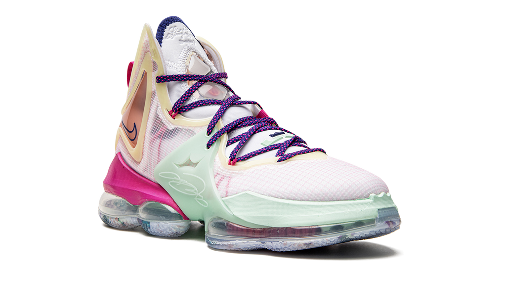 LeBron 19 "Valentine's Day" DH8459 900