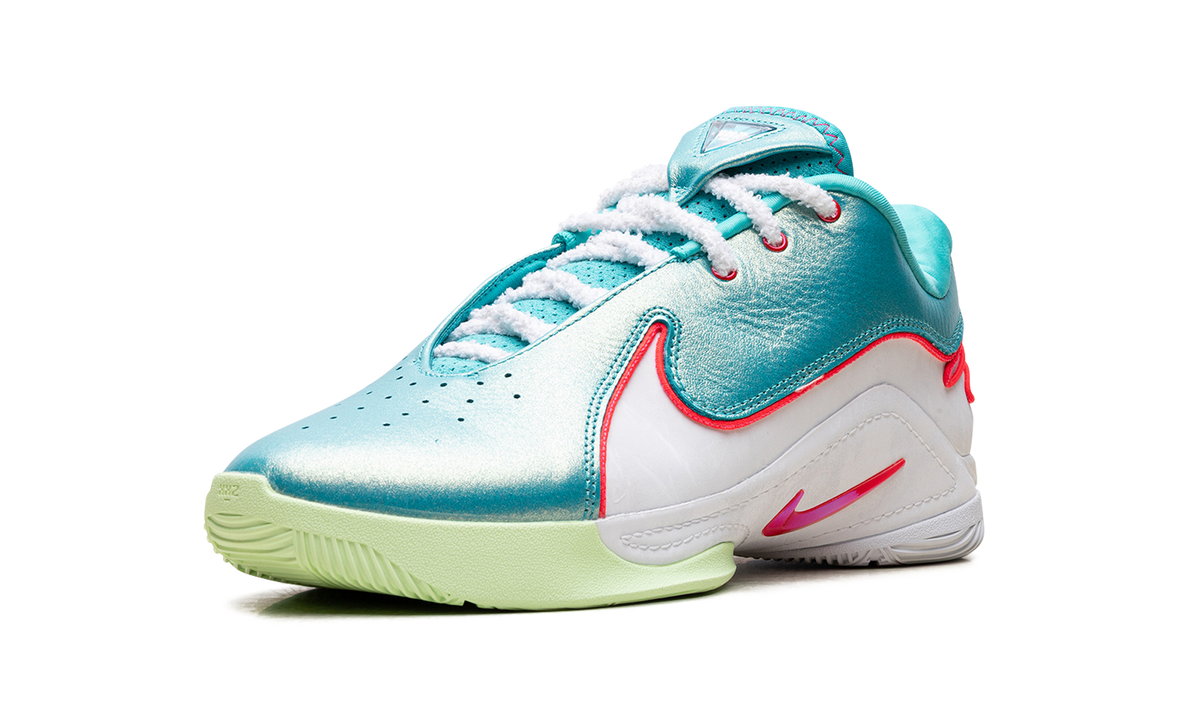 LeBron 22 "Christmas" HV5147 600